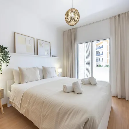 Lumi - With Pool & Garden View Apartment